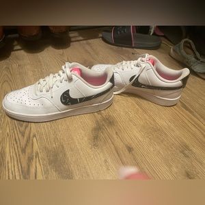 nike tennis shoes